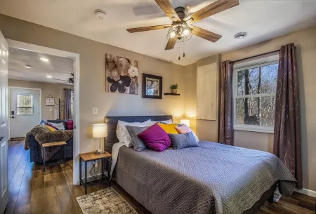 Remodeled Cabin w/fireplace, 2 miles from Lakewood