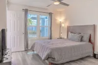 Beach Townhouse-6 beds 2 Bath 1/2 Block to Beach Park-Garage-Spa-Dog Friendly-AC Hotel a Pacific Beach