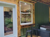 Book Your Adventure Getaway at our Container Cabin near New River Gorge ワイルダーネスのホテル