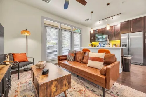 Bright & Rustic Space Next To Fashion Square! Pool