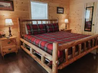 Twin Oaks: Close to Town! Mtn Views! Hot Tub!