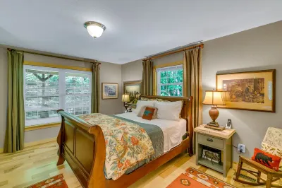 WindFall-Stunning Creekside Cabin, Pet Friendly, Two Fire Pit Areas