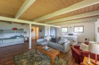 Tranquil ocean view, walk to beach, king suite