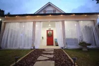 New Cabin ~Hot Tub in Theater~1 Quiet Acre ~Hiking ~Fire Pit ~King Suites