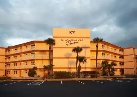 Direct Oceanfront Corner Condo-10 ft to Beach- Fabulous Views -Heated Pool Отели в г. Сателлит Бич