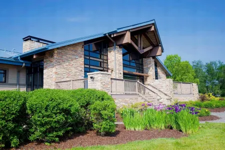 Cozy Chalet Nestled in the Woods by Arrowhead Lake