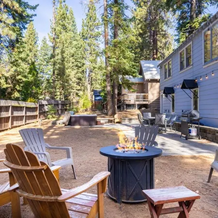Perfect location! Cabin w/ hot tub- walk to beach, golf & trails