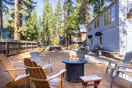 Perfect location! Cabin w/ hot tub- walk to beach, golf & trails Отели в г. Тахо Виста