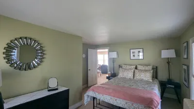 2/1 apt, 2nd FL own entrance in Fairhaven, MA, dogs ok, WiFi, Full Kitchen