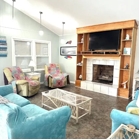 Cozy oceanfront beach house, only a few minutes from downtown & pet friendly