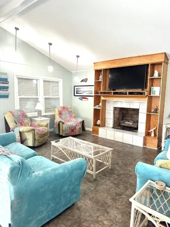 Cozy oceanfront beach house, only a few minutes from downtown & pet friendly