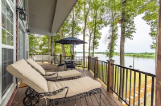 Gorgeous River Cabin King Beds Hot Tub Kayaks Fire Pit.