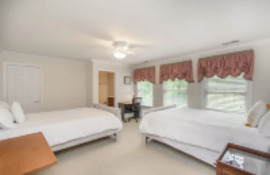 10 bedroooms/baths, 4 mi from VT