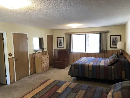 Mountain cabin with fireplace. Minutes away from Shaver Lake and China Peak.