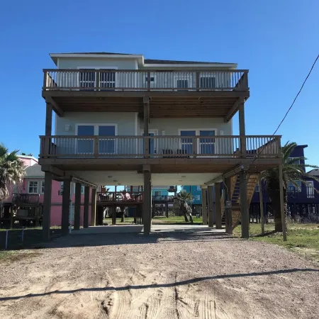 3-bedroom house in charming Surfside Beach with AC, WiFi