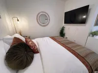 Cozy apartment with Rooftop views, home workspace and close to Hospitals!