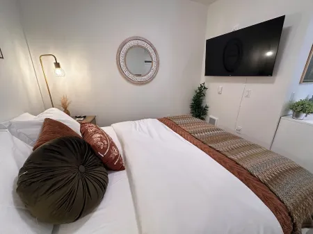 Cozy apartment with Rooftop views, home workspace and close to Hospitals!