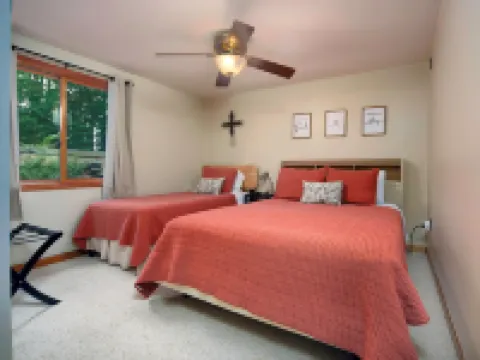 HotTub! FirePit, Private 2.5 acre Pond, 2 Kayaks! GameRoom! Slps12+ Hotels in Stokes