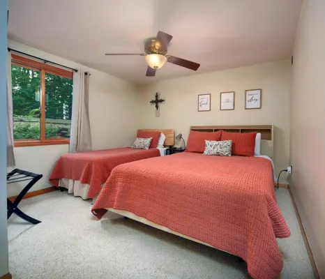 HotTub! FirePit, Private 2.5 acre Pond, 2 Kayaks! GameRoom! Slps12+