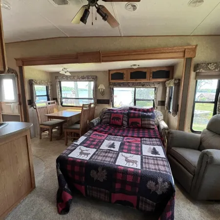 Lakeside 5th Wheel on beautiful Nelson Lake