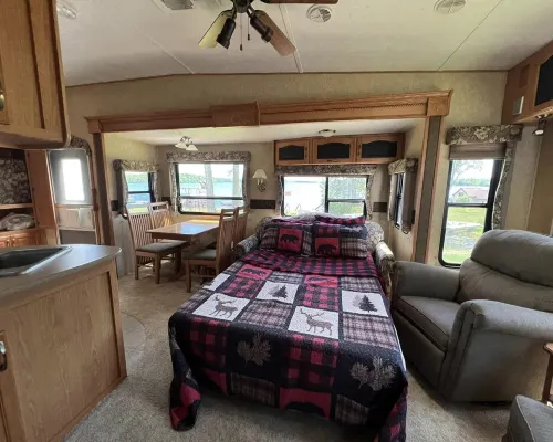 Lakeside 5th Wheel on beautiful Nelson Lake Hotels in Lenroot