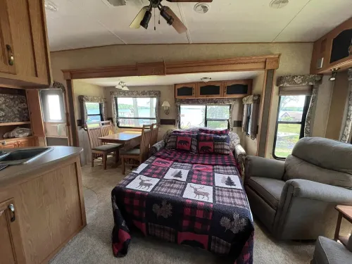 Lakeside 5th Wheel on beautiful Nelson Lake