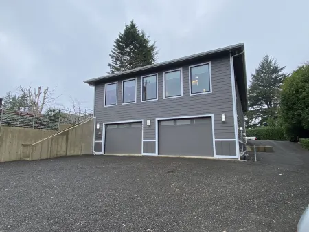 Luxurious Modern Retreat with 3 King Suites Отели рядом с достопримечательностью «Cape Arago Lighthouse»