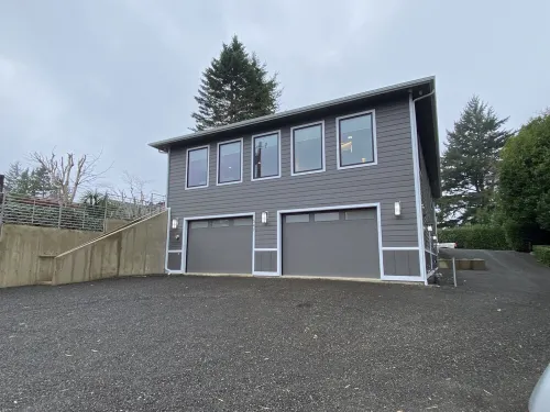 Luxurious Modern Retreat with 3 King Suites Hotels in Coos Bay