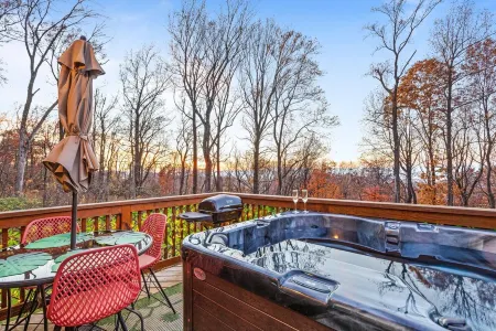 Cozy Cabin in the Clouds . Hot Tub, Wineries, Skyline