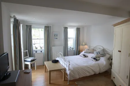 Lanescot, 1,Harbour View Apartments, North Road, West Looe