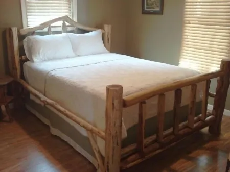 Secluded Rental Cabin on Southern Illinois Wine Trail, Private Hot Tub