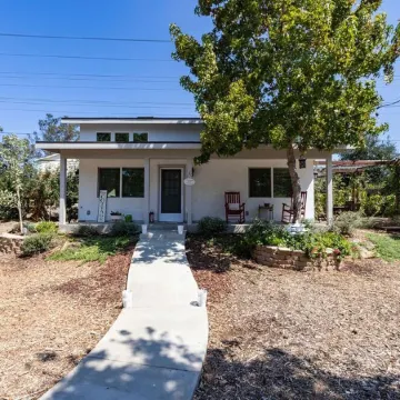 Adorable 4 Bedroom Guest House WPool + Jacuzzi