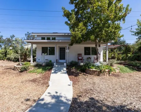 Adorable 4 Bedroom Guest House WPool + Jacuzzi Hotels in Poway