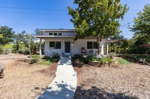 Adorable 4 Bedroom Guest House WPool + Jacuzzi