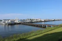 Waterfront Studio with two Pools, Grills, Pet Friendly