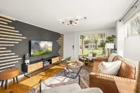 Cozy bungalow in charming Old Town Tomball