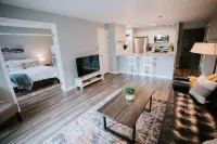Modern, Bright Retreat  for Couples and Business Travel - King Bed 체리 크릭 프레즈비테리언 처치 주변 호텔