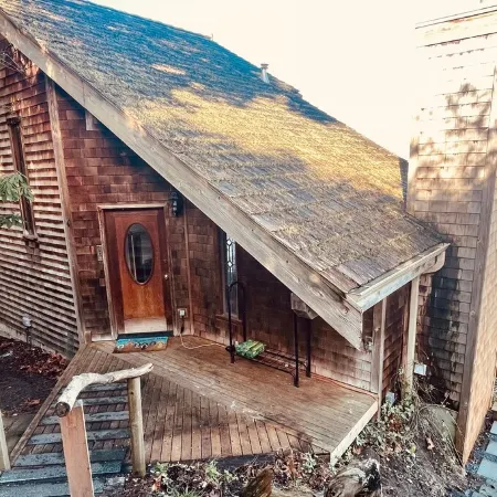 Charming beachfront 1-bedroom cottage near Langley, Whidbey Island Washington.