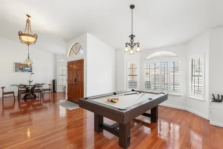 Tranquil Retreat at Ocotillo, 4Bd, 2.5BA, Huge Pool with Heater, and Pool Table. Отели в г. Чендлер