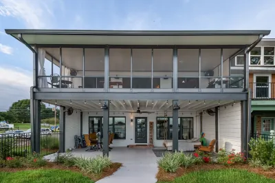 Beautiful Townhome on False River Hotel dekat Parlange Plantation