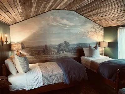 Historic Home: Walking distance to historic square, beach, & hiking trail! Отели рядом с достопримечательностью «In The Pink Wellness Center»