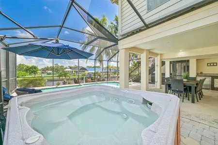 Rivers Edge Oasis, Our Secluded Paradise-Sleep 21+ "NEW LISTING"