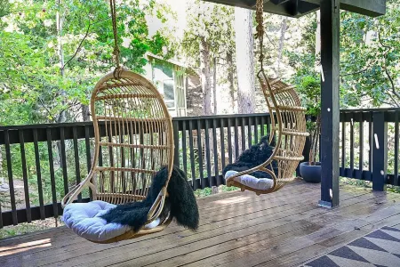 Iconic A-Frame Lake+Forest Views @trinityaframela Отели рядом с достопримечательностью «Lollipop Park»