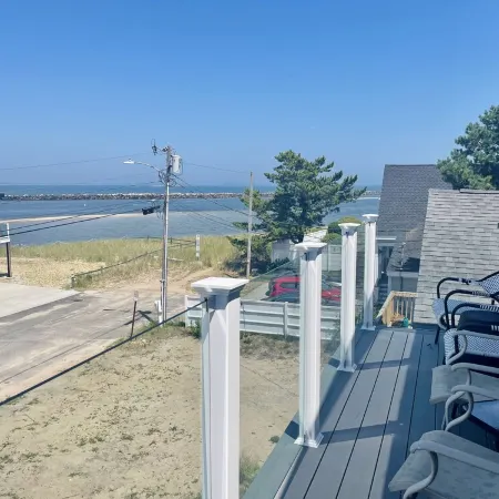 Cozy Costal Cottage ~ Prime Location ~ Just Seconds from Hills Beach!