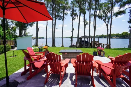 Lakefront Paradise Near Attractions