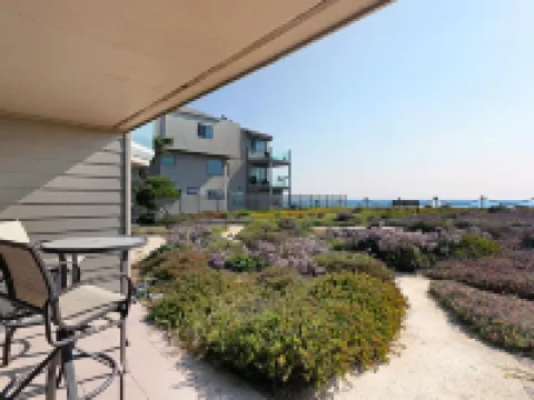 High End Oceanfront Home, a 2 min walk to Beach, Shops, Dining & More in Solana 索拉納海灘酒店