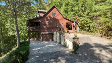 Bear Cabin-Fireplace-Firepit-Steep Drive