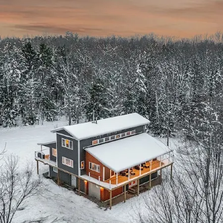 Renovated 4-bedroom House with Outdoor Space & Private Hot Tub