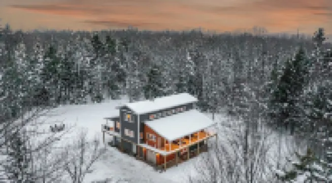 Renovated 4-bedroom House with Outdoor Space & Private Hot Tub