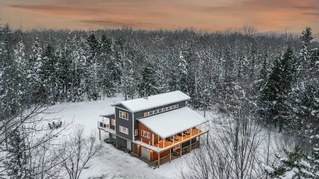 Renovated 4-bedroom House with Outdoor Space & Private Hot Tub